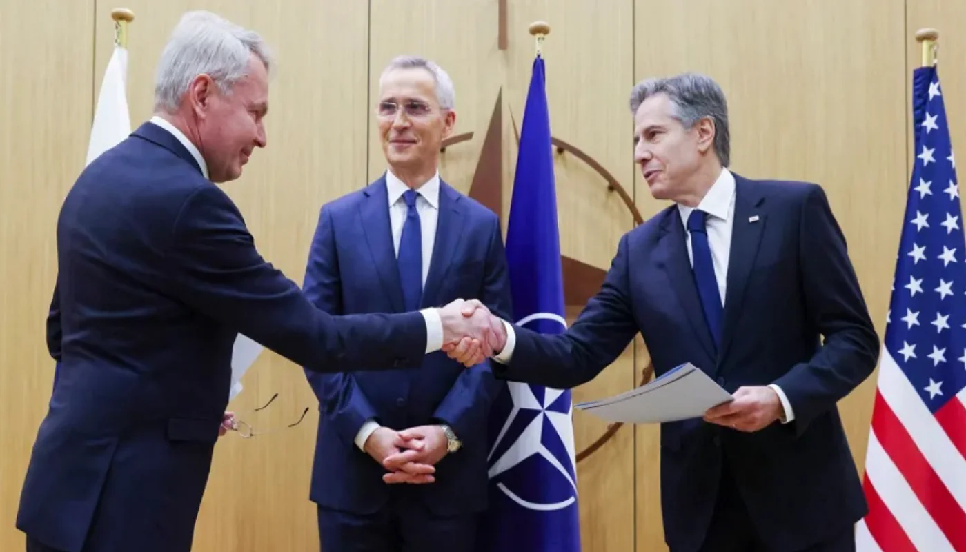 وزير الخارجية الفنلندي بيكا هافيستو (يسار) يصافح وزير الخارجية الأمريكي أنتوني بلينكين (على اليمين) ، إلى جانب الأمين العام لحلف الناتو ينس ستولتنبرغ (في الوسط) ، في بروكسل.
