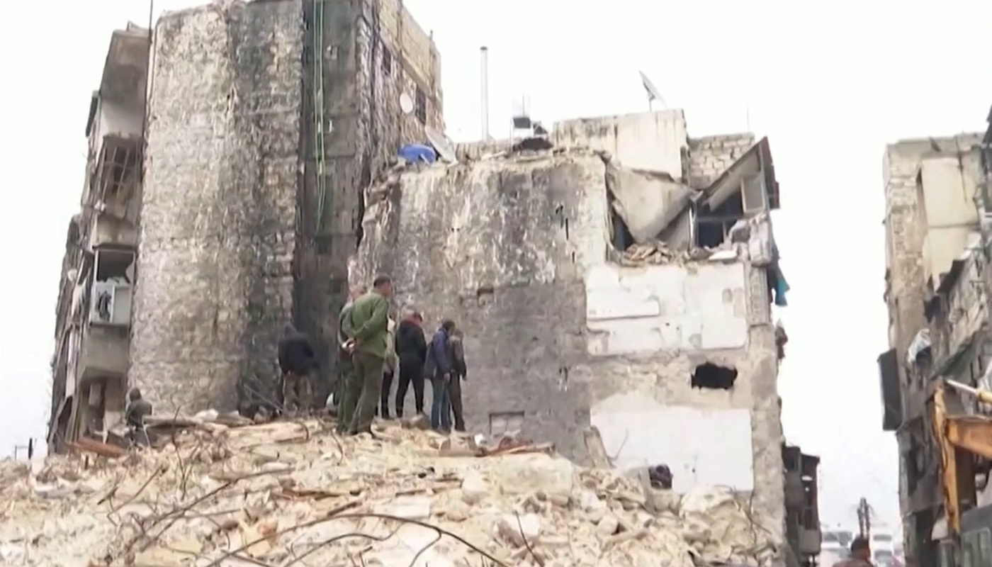 سوريون يبحثون عن ناجين من الزلزال وسط حطام مبنى في حلب