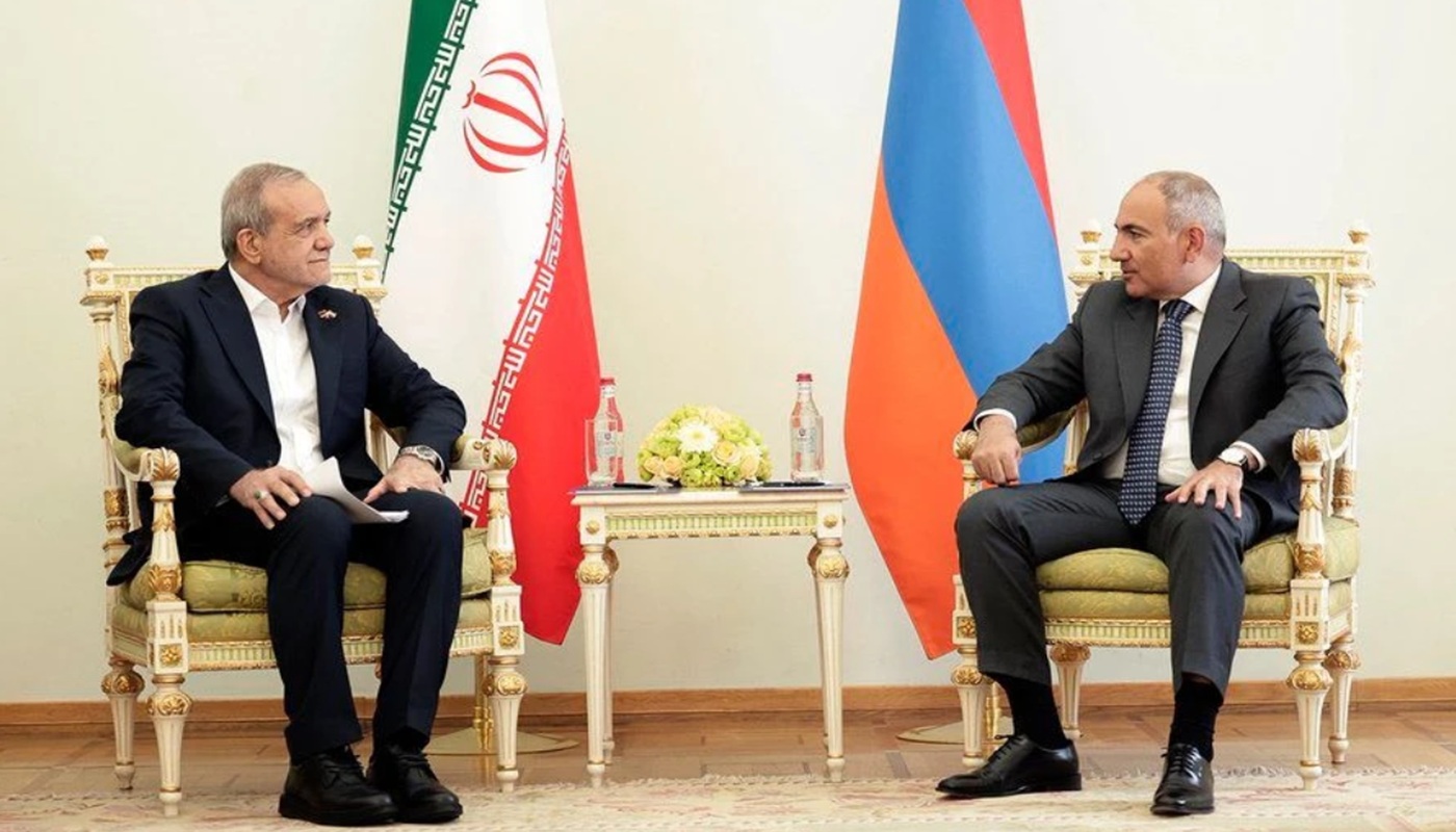 رئيس الوزراء الأرمني نيكول باشينيان (يمين) والرئيس الإيراني مسعود بزشكيان (يسار) في يريفان