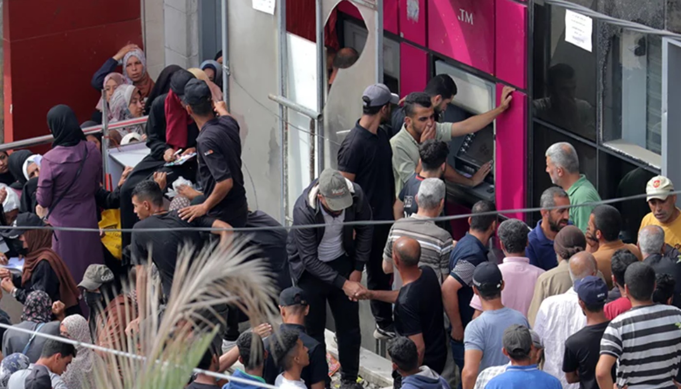 سكان غزة يتهافتون إلى فروع المصارف الخالية من السيولة