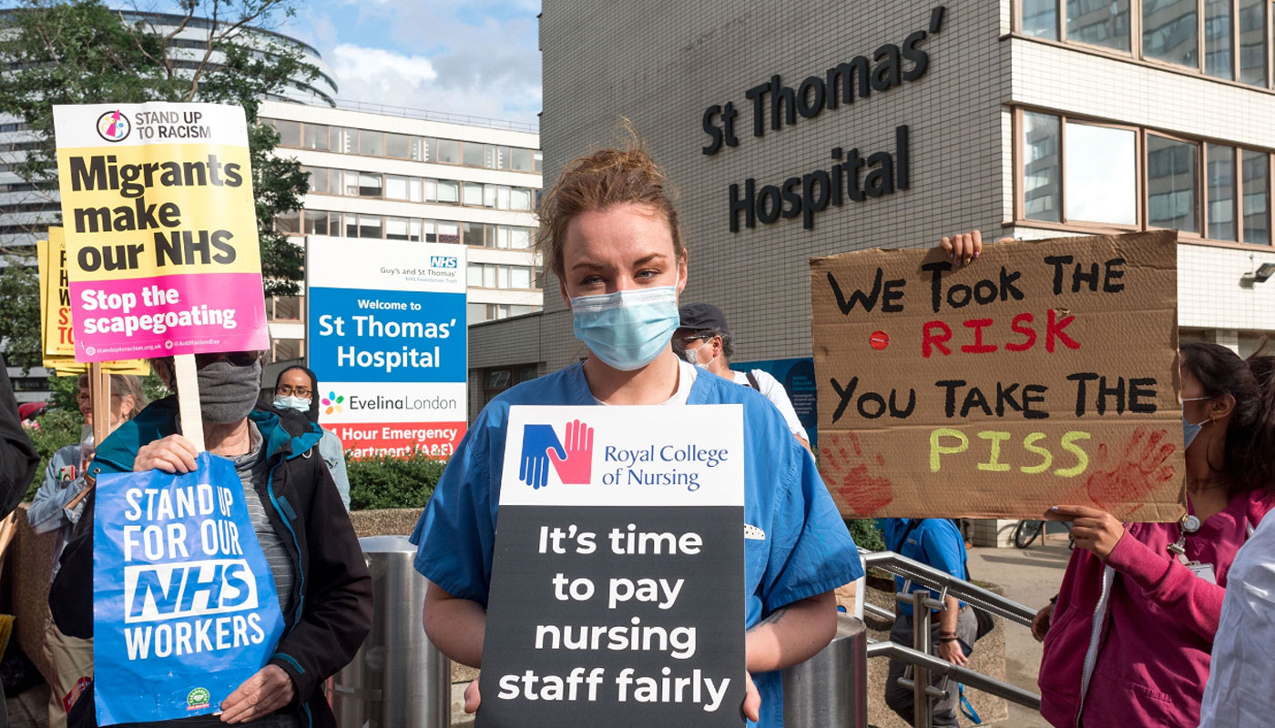 ممرضات بريطانيا يشرعن في إضراب