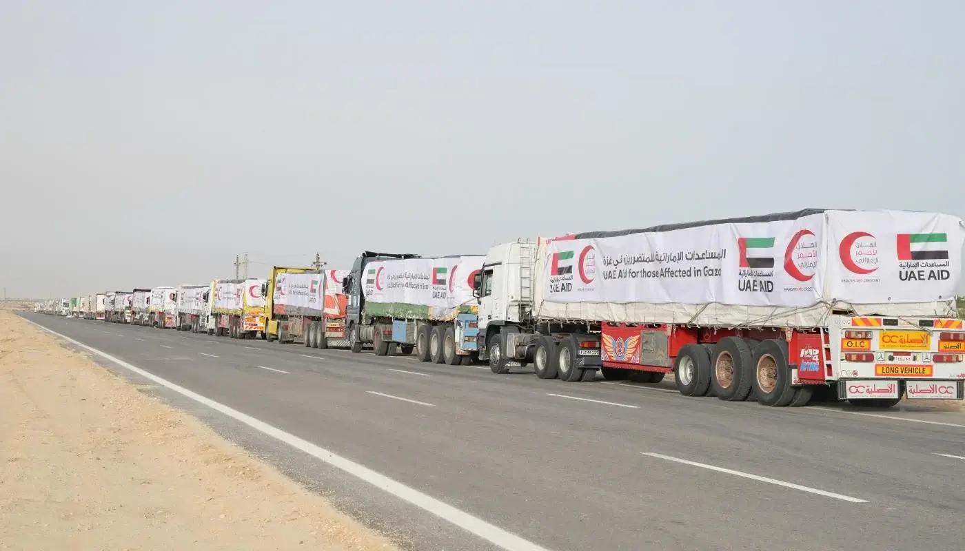 قافلة مساعدات إماراتية تتحرك نحو رفح تمهيداً لإدخالها إلى غزة