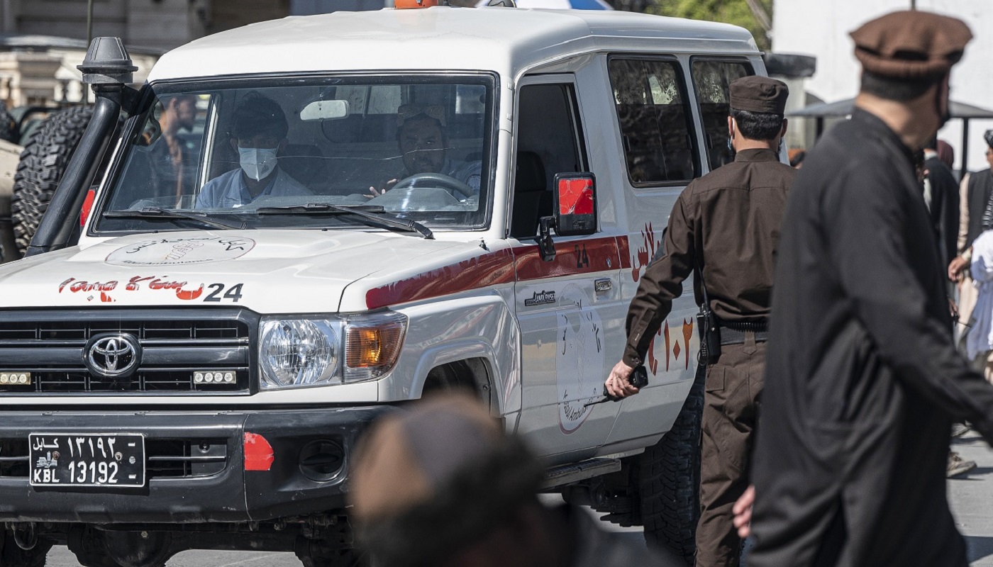 سيارة إسعاف تنقل الضحايا من مكان قريب من موقع هجوم انتحاري في كابول