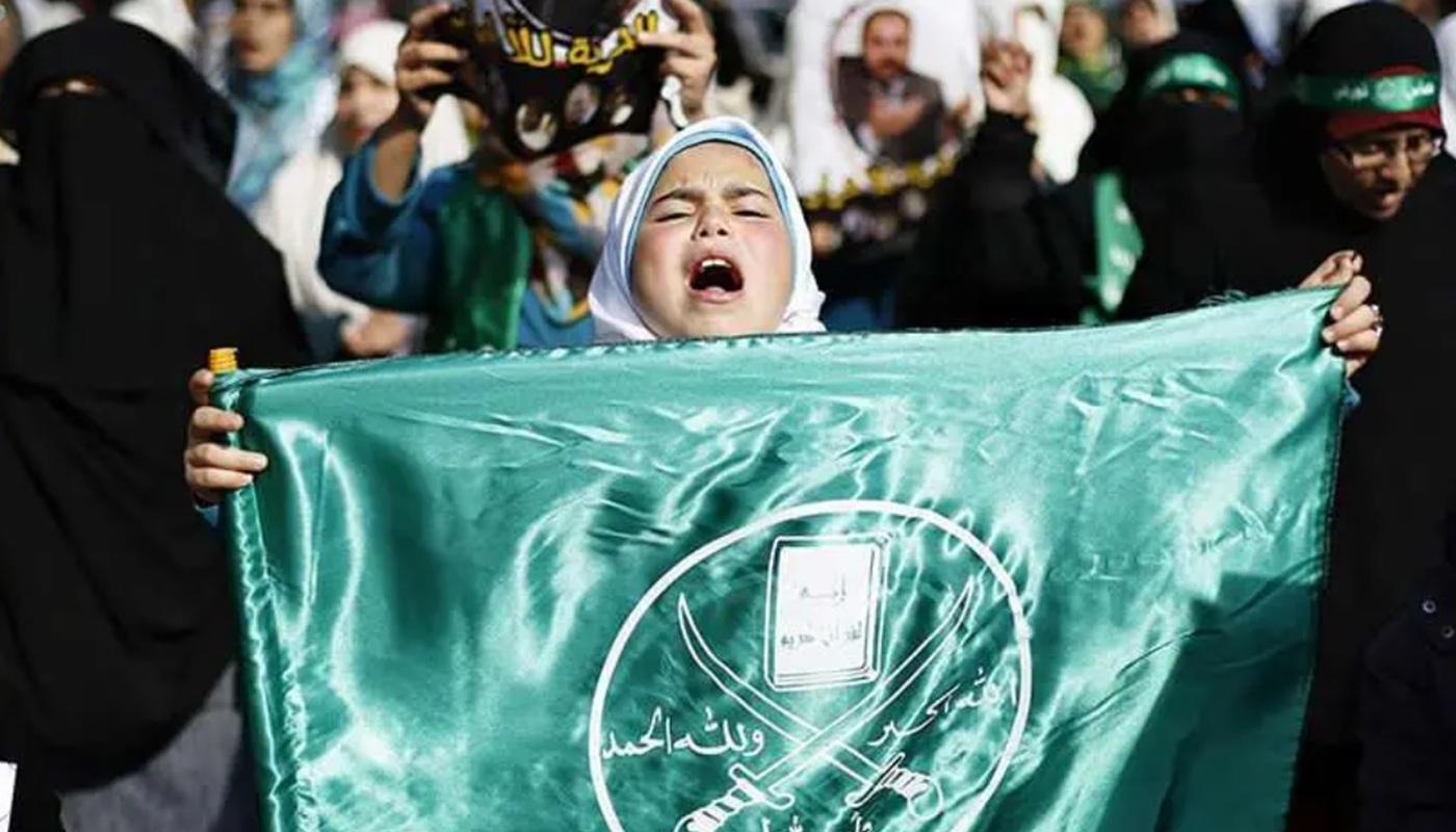 ماكرون يطلب من الحكومة وضع مقترحات للتعامل مع تأثير الإخوان المسلمين في فرنسا