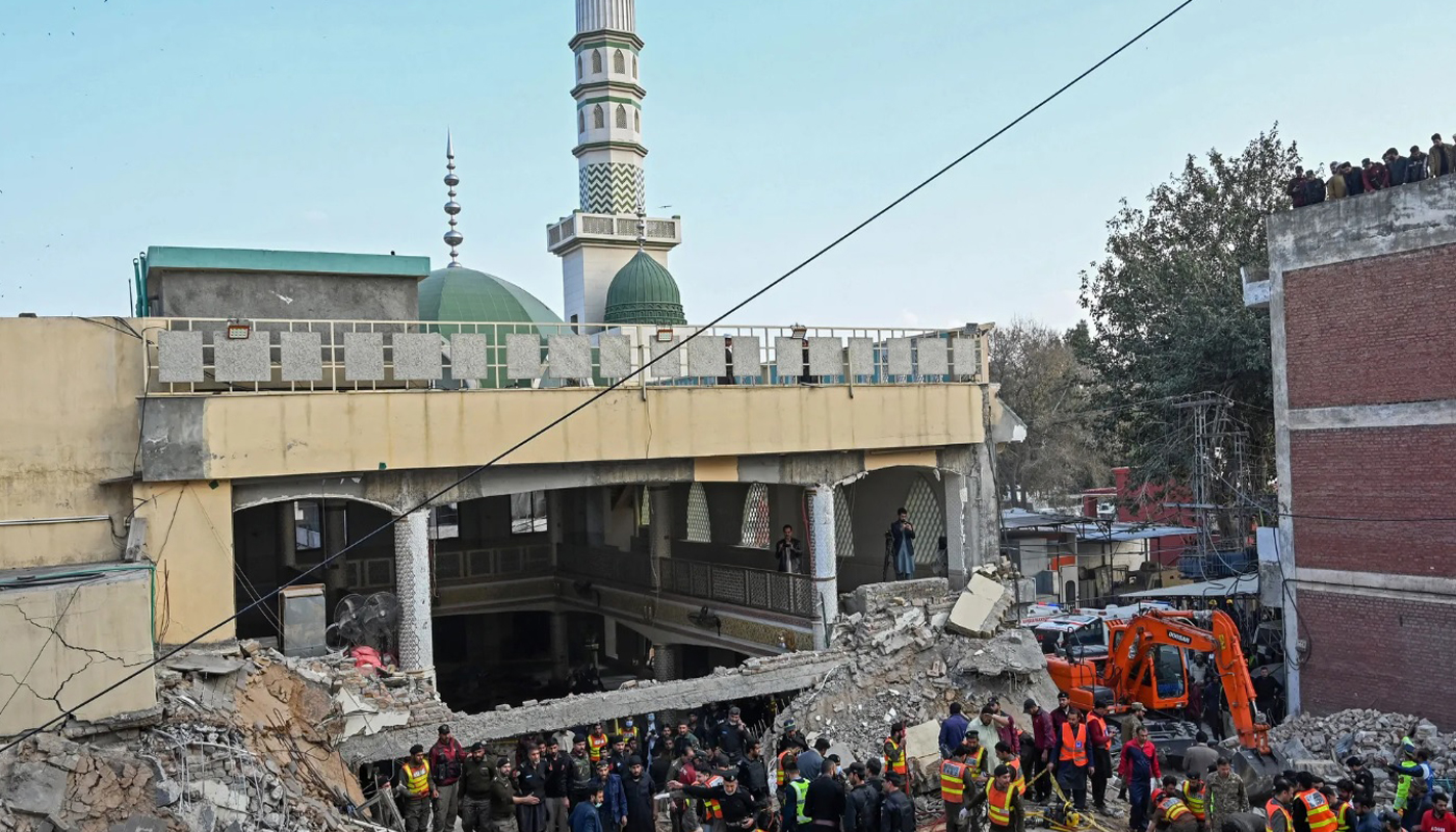 ارتفاع في عدد ضحايا مسجد بيشاور، والامارات تدين