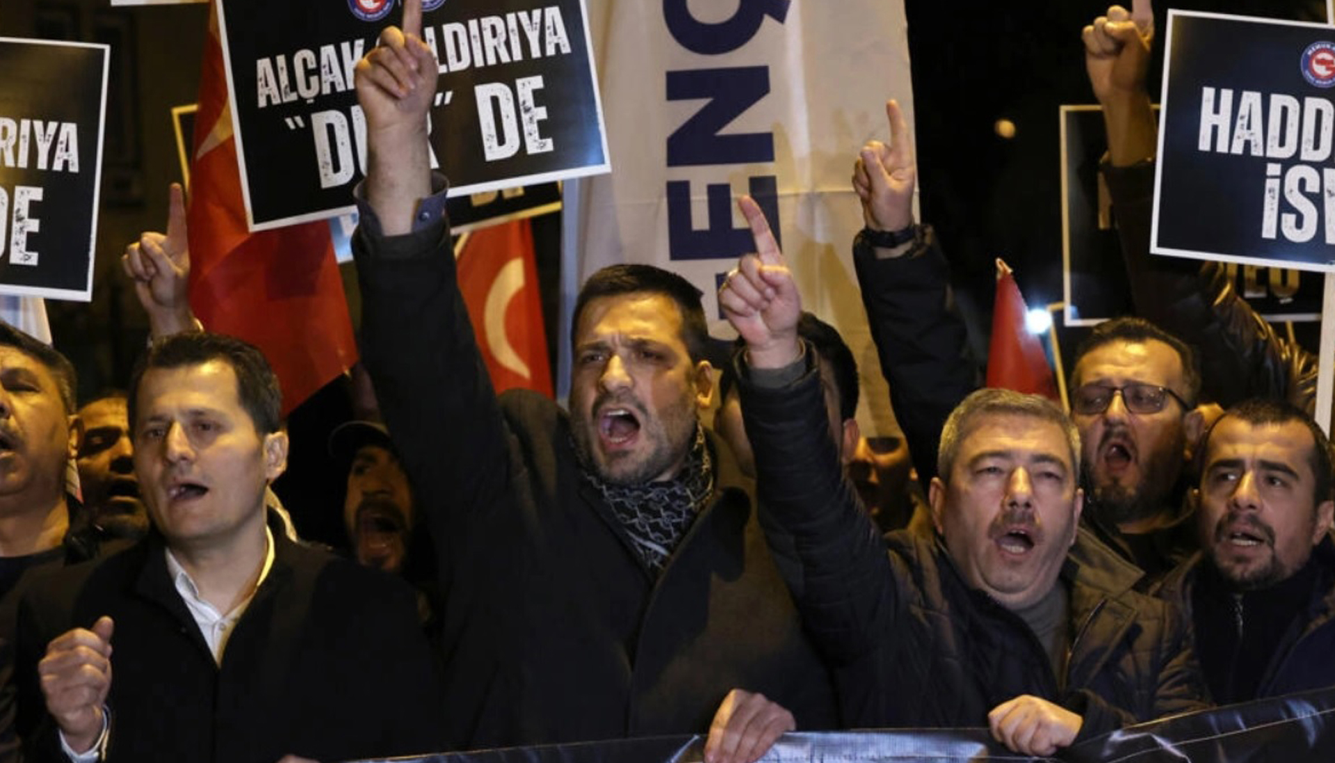 محتجون يتظاهرون أمام سفارة السويد في أنقرة  ( ا ف ب )